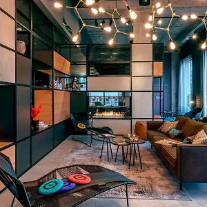 Moxy Milan Linate Airport Отель Сеграте